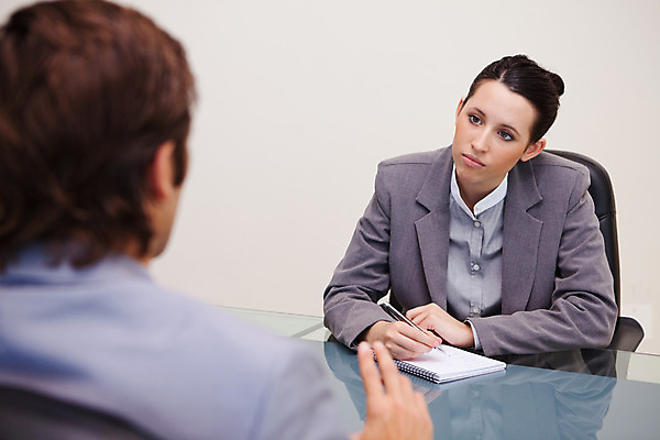 포토 JPG 해외이미지 응시 여자 남자 실내 앉기 상반신 20대 성인 두명 사무실 면접 지원 성인만 해외202004 해외포토 시선 비즈니스 모션 사람 청년 내부 파일형식