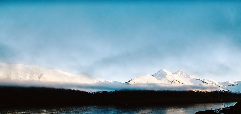 포토 JPG 해외이미지 바다 여행 겨울 자연 하늘 산 파노라마 북유럽 아이슬란드 풍경 사람없음 야외 가로 초록색 물 파란색 관광지 햇빛 반사 환경 얼음 고요 추위 북극 언덕 빙하 서리 장면 북쪽 내추럴 산악지대 절정 눈내림 해외202004 해외포토 자연요소 계절 유럽 컬러 눈_날씨 촬영기법 태양 극지방 방향 생태계 파일형식