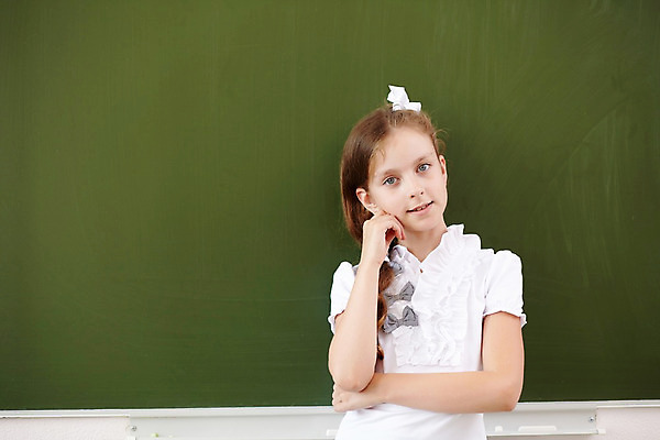 포토 JPG 해외이미지 백인 학생 여학생 여자 교육 어린이 교실 학교 수업 실내 한명 서기 미소 사람 책 초록색 칠판 수학 분필 소녀한명만 해외202004 해외포토 서양인 1 컬러 교과목 모션 표정 내부 초크 여자한명만 소녀만 파일형식