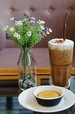 포토 JPG 해외이미지 커피 음료 음식 유리 디저트 요리 사람없음 초록색 갈색 얼음 흰색 달콤 맛 굽기 크림 푸딩 프랑스어 바닐라 캐러멜 해외202004 해외포토 자연요소 문자 컬러 컨셉 재질 구이 파일형식