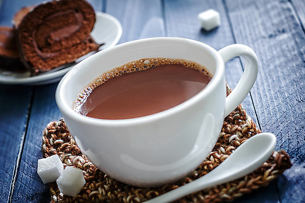 포토 JPG 해외이미지 커피 음료 음식 탁자 디저트 따뜻함 사람없음 컵 갈색 케이크 초콜릿 숟가락 거품 머그컵 흰색 뜨거움 액체 달콤 코코아 따뜻한음료 카카오 맛있는 해외202004 해외포토 식기 컬러 가구 수저 맛 파일형식