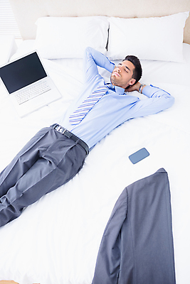 포토 JPG 해외이미지 백인 남자 여유 쿠션 셔츠 가정 베개 넥타이 휴식 아파트 실내 한명 사람 20대 노트북 스마트폰 침실 이불 침대 잠 비즈니스맨 낮잠 해외202004 해외포토 서양인 1 잡화 감정 가구 컨셉 상의 비즈니스 침구 주택 청년 내부 전자제품 핸드폰 스마트기기 직장인 파일형식