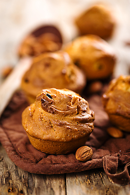 포토 JPG 해외이미지 음식 백그라운드 탁자 디저트 사람없음 목재 갈색 케이크 초콜릿 빵집 견과류 시골 대접 신선 달콤 맛 아침식사 설탕 컵케이크 굽기 머핀 아몬드 페스츄리 핸드메이드 맛있는 해외202004 해외포토 나무 빵 컬러 가구 컨셉 재료 상점 식사 구이 파일형식