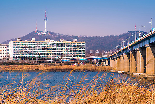 포토 JPG 해외이미지 문화 여행 건축양식 교통시설 하늘 산 서울 한국 풍경 사람없음 야외 건물 물 빛 강 도시풍경 사무실 탑 기차 도시 도심 전철 역 장면 스카이라인 남쪽 자동 해외202004 해외포토 자연요소 건축물 건축 아시아 육상교통 교통 비즈니스 대중교통 방향 시설 파일형식