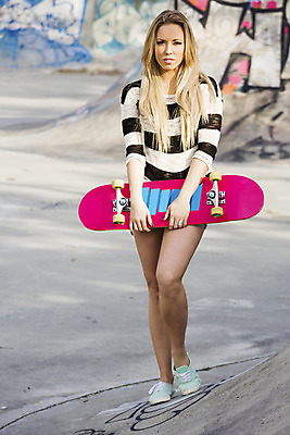 포토 JPG 해외이미지 백인 라이프스타일 여자 스포츠 거리 한명 사람 20대 성인 야외 잡기 도시 스케이트보드 스케이터 스케이트장 성인여자한명만 해외202004 해외포토 서양인 1 스포츠시설 모션 운동선수 청년 생활 보드_스포츠 여자한명만 성인여자만 파일형식