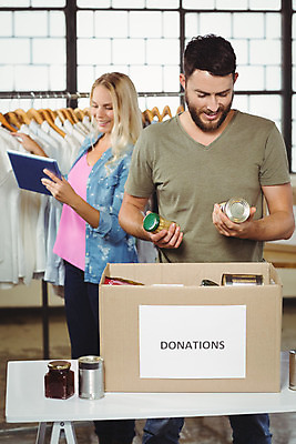 포토 JPG 해외이미지 백인 옷 여자 남자 행복 함께함 서기 20대 성인 두명 30대 상자 태블릿 봉사 도움 상품 복지 동료 기부 돌봄 신발장 참여 자선단체 해외202004 해외포토 서양인 감정 컨셉 관계 모션 사람 청년 장년 전자제품 스마트기기 그룹 사회이슈 자선 파일형식