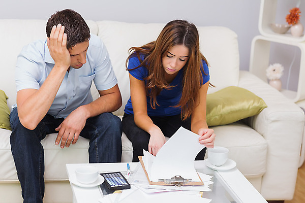 포토 JPG 해외이미지 백인 라이프스타일 커플 응시 여자 남자 종이 커피 음료 쿠션 거실 가정 청소년 스트레스 아파트 갈색머리 함께함 실내 앉기 20대 성인 두명 컵 30대 금융 소파 계산 고민 걱정 문서 결제 영수증 회계 계산서 내려보기 해외202004 해외포토 서양인 헤어스타일 식기 시선 감정 컨셉 의자 관계 모션 주택 사람 청년 내부 생활 장년 경제 파일형식