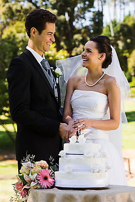 포토 JPG 해외이미지 주간 커플 공원 여자 남자 신부 신랑 결혼 결혼식 남편 서기 정장 20대 성인 야외 두명 앞모습 30대 낭만 자르기 웨딩케이크 성인만 해외202004 해외포토 자연요소 옷 공공시설 뷰포인트 컨셉 관계 모션 사람 이벤트 청년 장년 케이크 파일형식