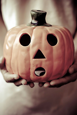 포토 JPG 해외이미지 어린이 조각 채소 호박 사람없음 빛 검은색 어둠 할로윈 가을 축하 무서움 오브젝트 해외202004 해외포토 계절 감정 컬러 컨셉 사람 파일형식