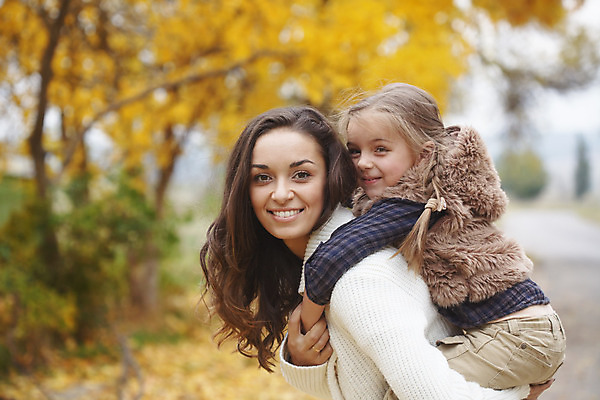 포토 JPG 해외이미지 라이프스타일 계절 공원 딸 행복 어린이 잎 2 가족 관계 포옹 엄마 날씨 함께함 건강 사랑 사람 야외 두명 부모 걷기 화목 침묵 임산부 육아 추위 가을 시골 시원함 부드러움 의료성형뷰티 해외202004 해외포토 식물 공공시설 감정 컨셉 안기 모션 생활 소리 임신 감각 파일형식