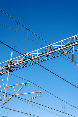 포토 JPG 해외이미지 산업 선 백그라운드 교통시설 하늘 사람없음 파란색 금속 힘 기차 에너지 도시 네트워크 연결 위험 속도 출퇴근 머리위 철사 봉 일반 단상 변압기 분배 선로 전압 철강 공급 배선 해외202004 해외포토 육상교통 컬러 교통 컨셉 비즈니스 재질 대중교통 한자 시설 파일형식