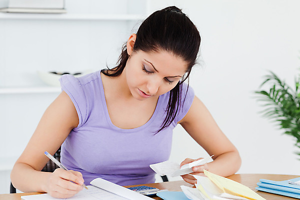 포토 JPG 해외이미지 백인 손 여자 종이 비즈니스 탁자 실내 한명 앉기 20대 성인 금융 노트북 사무실 펜 방 계산기 기록 업무 계산 책상 결제 회계 계산서 경영 고립 세금 해외202004 해외포토 서양인 1 가구 모션 문구용품 사람 청년 내부 신체부위 경제 전자제품 필기구 장비 작업 파일형식