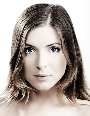 포토 JPG 해외이미지 백인 모델 웰빙 응시 여자 얼굴 백그라운드 갈색머리 건강 한명 사람 20대 치료 파란색 화장품 흰색 표현 신선 닫기 피부 피부관리 고립 심각 의료성형뷰티 해외202004 관능적 해외포토 서양인 1 헤어스타일 시선 컬러 컨셉 의학 모션 청년 신체부위 뷰티 파일형식