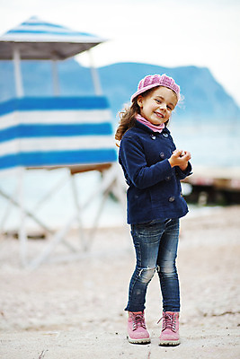 포토 JPG 해외이미지 모델 모자 1 라이프스타일 옷 딸 행복 어린이 바다 여행 포즈 겨울 날씨 휴가 항해 한명 사람 야외 목재 물 파란색 유행 걷기 항구 화목 봄 추위 코트 가을 도시 해군 포트 혼자 스타일 해외202004 해외포토 자연요소 나무 잡화 계절 감정 컬러 컨셉 배_교통 재료 가족 교통시설 모션 군대 생활 외투 파일형식