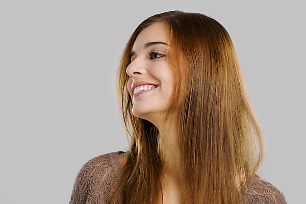 포토 JPG 해외이미지 백인 1 여자 행복 감정 얼굴 분홍색 백그라운드 한명 사람 10대 금발 유행 회색 표현 자신감 수줍음 스타일 해외202004 해외포토 서양인 헤어스타일 컬러 청소년 신체부위 파일형식