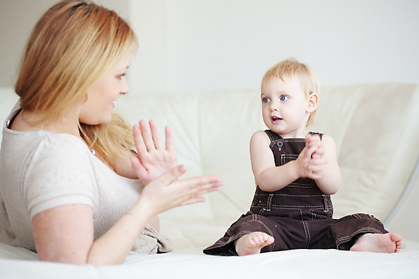 포토 JPG 해외이미지 전신 백인 라이프스타일 응시 딸 행복 어린이 가족 놀이 모녀 엄마 사람 앉기 상반신 성인 두명 앞모습 옆모습 부모 소파 방 육아 돌봄 손뼉치기 여자만 해외202004 해외포토 서양인 시선 감정 뷰포인트 의자 관계 모션 생활 파일형식