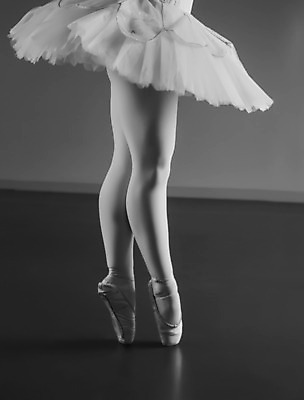 포토 JPG 해외이미지 여자 청소년 흑백 실내 한명 서기 사람 10대 하반신 춤 우아함 발레 발레리나 발레복 십대여자한명만 해외202004 해외포토 1 옷 컨셉 모션 문화예술 촬영기법 내부 여자한명만 십대여자만 파일형식