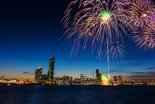 포토 JPG 해외이미지 여행 백그라운드 건축양식 휴가 불꽃 전등 새로움 서울 한국 폭죽 사람없음 물 강 도시풍경 컬러풀 고층빌딩 축제 어둠 축하 도시 야간 폭발 장면 스카이라인 남쪽 해외202004 해외포토 자연요소 건축 아시아 컬러 컨셉 불 조명 풍경 빌딩 방향 파일형식