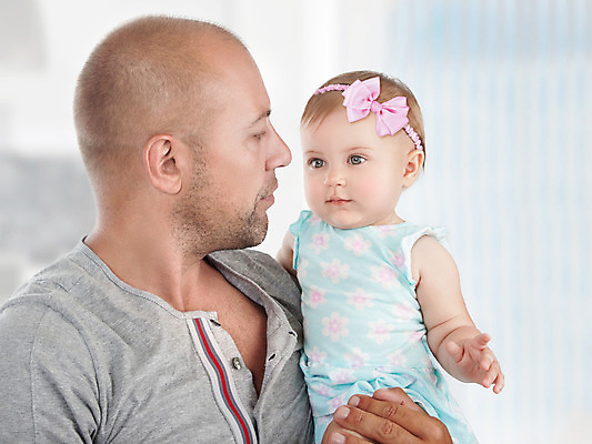 포토 JPG 해외이미지 백인 응시 남자 딸 행복 가족 안기 실내 사랑 사람 상반신 성인 두명 앞모습 옆모습 부모 기쁨 육아 아기 아빠 돌봄 부녀 해외202004 싱글대디 한부모가족 해외포토 서양인 시선 감정 뷰포인트 관계 모션 내부 파일형식