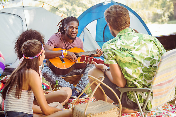 포토 JPG 해외이미지 백인 여자 남자 행복 음악 놀이 함께함 텐트 미소 앉기 여러명 20대 성인 야외 여름 햇빛 맑음 봄 우정 캠핑 기타 시골 캠핑장 성인만 해외202004 해외포토 서양인 계절 감정 다수 컨셉 모션 현악기 레저 날씨 문화예술 표정 캠핑도구 사람 청년 친구 태양 파일형식