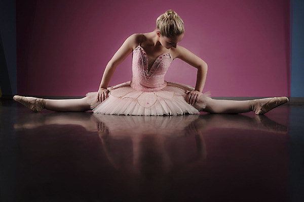 포토 JPG 해외이미지 백인 여자 청소년 실내 한명 앉기 10대 춤 우아함 유연 발레 발레리나 발레복 십대여자한명만 카피스페이스 분홍색배경 해외202004 해외포토 서양인 1 옷 분홍색 백그라운드 컨셉 모션 문화예술 사람 내부 공백 여자한명만 십대여자만 파일형식
