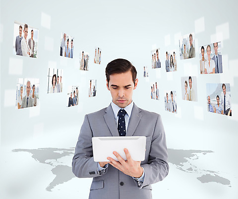 포토 JPG 해외이미지 백인 응시 여자 남자 40대 중년 50대 들기 여러명 상반신 20대 성인 앞모습 30대 태블릿 글로벌 스크린 터치 직장인 비즈니스맨 비즈니스우먼 직원 채용 해외202004 해외포토 서양인 직업 시선 뷰포인트 다수 비즈니스 모션 사람 청년 장년 전자제품 스마트기기 파일형식