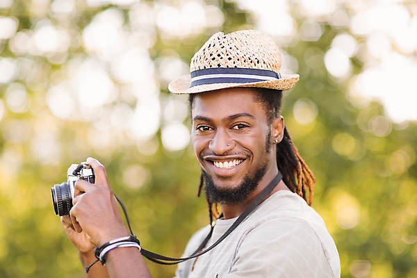 포토 JPG 해외이미지 라이프스타일 공원 남자 한명 들기 상반신 20대 성인 취미 야외 옆모습 카메라 맑음 사진촬영 성인남자한명만 해외202004 해외포토 1 공공시설 뷰포인트 모션 날씨 사람 청년 생활 전자제품 촬영 남자한명만 성인남자만 파일형식