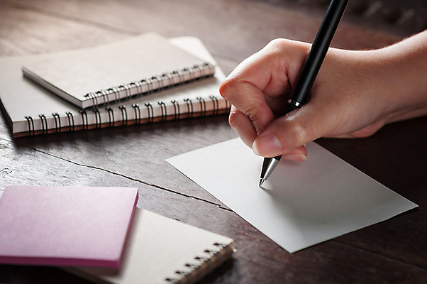 포토 JPG 해외이미지 손 여자 종이 백그라운드 탁자 아이디어 신체부위 펜 다이어리 공책 공백 작업 사인 페이지 해외202004 해외포토 가구 컨셉 문구용품 사람 필기구 사무용품 파일형식