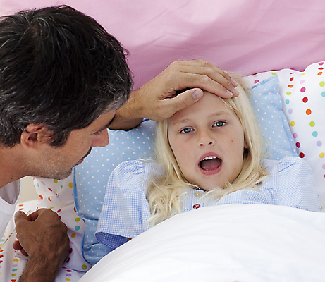포토 JPG 해외이미지 백인 남자 딸 어린이 가족 실내 건강 사람 상반신 성인 두명 앞모습 옆모습 눕기 침실 열 아빠 질병 간호 돌봄 의료성형뷰티 손짚기 부녀 해외202004 해외포토 서양인 뷰포인트 의학 관계 모션 손짓 내부 파일형식