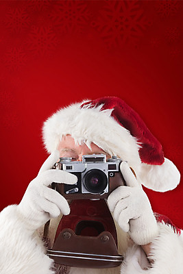 포토 JPG 해외이미지 노년 남자 크리스마스 한명 들기 상반신 앞모습 빨간색 산타클로스 사진촬영 디지털카메라 노인남자한명만 해외202004 해외포토 1 기념일 뷰포인트 컬러 모션 사람 성인 카메라 촬영 남자한명만 노인남자만 파일형식