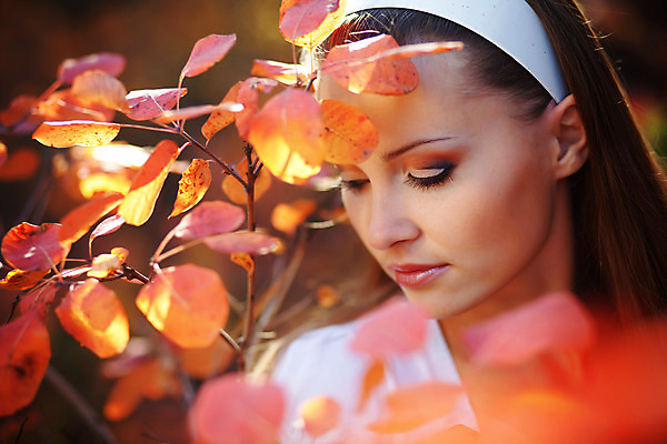 포토 JPG 해외이미지 모델 응시 여자 얼굴 잎 한명 사람 성인 야외 빨간색 청춘 가을 신선 피부 입술 성인여자한명만 해외202004 해외포토 식물 1 시선 계절 컬러 컨셉 신체부위 여자한명만 성인여자만 파일형식