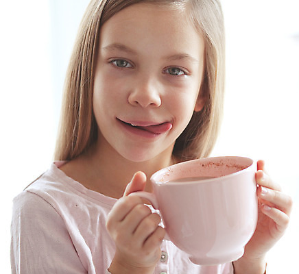 포토 JPG 해외이미지 라이프스타일 커피 어린이 분홍색 겨울 주택 따뜻함 한명 컵 머그컵 마시기 잡기 뜨거움 달콤 부드러움 코코아 파스텔톤 해외202004 해외포토 1 식기 계절 음료 컬러 모션 사람 건물 생활 감각 맛 파일형식