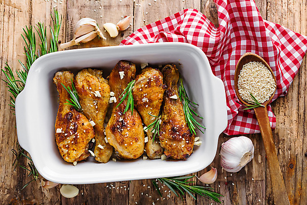 포토 JPG 해외이미지 접시 음식 백그라운드 탁자 마늘 육류 요리 사람없음 목재 주방 식사 저녁식사 치킨 튀김 흰색 시골 뜨거움 그릴 바비큐 굽기 메뉴 매움 깨 로즈메리 점심식사 드럼스틱 핸드메이드 맛있는 해외202004 해외포토 나무 식기 컬러 가구 채소 식재료 재료 주방용품 조미료 맛 구이 허브 닭고기요리 파일형식