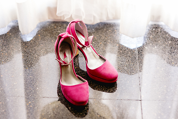 포토 JPG 해외이미지 구두 분홍색 신발 실내 사람없음 하이힐 오브젝트 웨딩슈즈 해외202004 해외포토 컬러 내부 여성화 결혼소품 파일형식