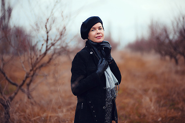 포토 JPG 해외이미지 백인 모델 모자 라이프스타일 응시 공원 여자 겨울 자연 날씨 한명 사람 풍경 성인 야외 유행 걷기 검은색 추위 자유 코트 가을 우아함 숲 장면 스타일 성인여자한명만 해외202004 해외포토 서양인 1 시선 잡화 계절 공공시설 컬러 컨셉 모션 생활 외투 생태계 여자한명만 성인여자만 파일형식