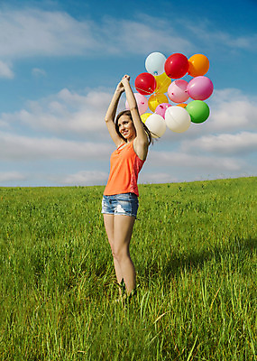 포토 JPG 해외이미지 구름 라이프스타일 여자 행복 여행 밭 장난 자연 하늘 건강 한명 미소 사람 풍경 초원 야외 10대 초록색 여름 맑음 봄 활발 기쁨 자유 신선 잡기 풍선 무료 해외202004 해외포토 자연요소 1 계절 감정 컬러 컨셉 농업 모션 청소년 날씨 표정 생활 생태계 파일형식