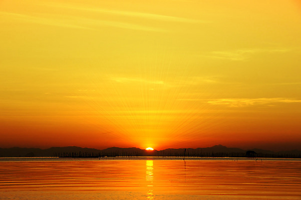 포토 JPG 해외이미지 바다 여행 백그라운드 태국 따뜻함 풍경 사람없음 야외 빛 햇빛 태양 반사 노란색 일출 맑음 일몰 분위기 땅 수평선 해외202004 해외포토 자연요소 아시아 컬러 컨셉 날씨 노을 파일형식