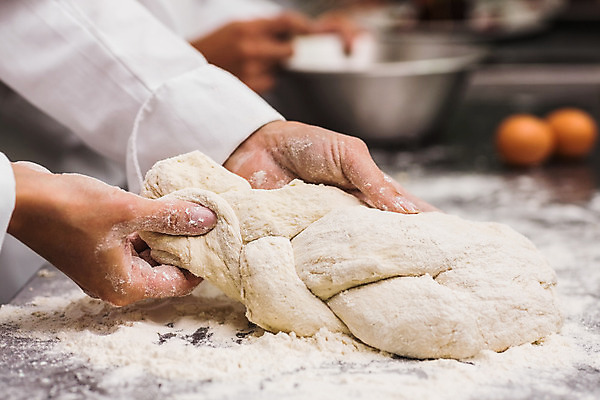 포토 JPG 해외이미지 직업 여자 빵 유니폼 청소년 호텔 표면 실내 서기 동양인 20대 성인 두명 30대 주방 식당 요리사 빵집 계산대 준비 조리대 반죽 만들기 밀가루 덩어리 엮은 제빵사 혼혈 해외202004 해외포토 옷 음식 모션 숙소 사람 인종 청년 내부 장년 상점 가루 다문화 파일형식