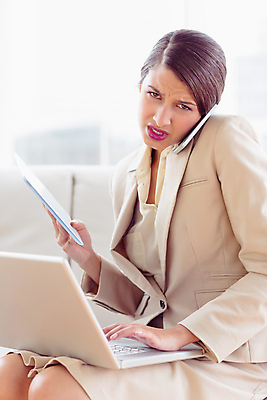 포토 JPG 해외이미지 응시 여자 무선통신 스트레스 직장 실내 한명 앉기 정장 20대 노트북 스마트폰 핸드폰 소파 태블릿 사무실 비즈니스우먼 찡그림 무선전화기 터치스크린 스타일 해외202004 해외포토 1 시선 옷 의자 회사 비즈니스 통신 모션 표정 사람 청년 내부 전자제품 스마트기기 직장인 전화기 파일형식