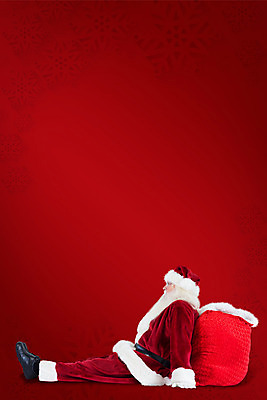 포토 JPG 해외이미지 전신 노년 남자 크리스마스 한명 앉기 옆모습 빨간색 산타클로스 기댐 보따리 노인남자한명만 해외202004 해외포토 1 기념일 뷰포인트 컬러 모션 사람 성인 남자한명만 노인남자만 파일형식