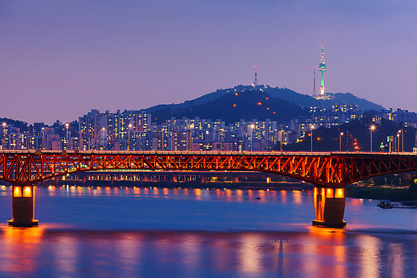 포토 JPG 해외이미지 아시아 여행 비즈니스 건축양식 산 서울 한국 안테나 동양인 풍경 사람없음 건물 강 도시풍경 탑 어둠 황혼 새벽 도시 센터 N 도심 야간 저녁 지역 대도시 스카이라인 남쪽 해외202004 해외포토 자연요소 건축물 알파벳 건축 나라 통신 인종 일몰 방향 파일형식