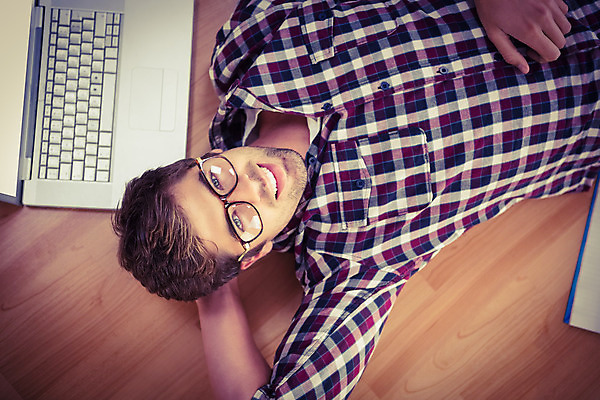 포토 JPG 해외이미지 백인 직업 응시 남자 행복 안경 비즈니스 휴식 직장 실내 한명 사람 20대 노트북 컴퓨터 눕기 사무실 비즈니스맨 해외202004 해외포토 서양인 1 시선 잡화 감정 컨셉 회사 모션 청년 내부 전자제품 직장인 파일형식