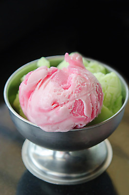 포토 JPG 해외이미지 음식 분홍색 딸기 아이스크림 디저트 사람없음 초록색 흰색 달콤 해외202004 해외포토 컬러 과일 맛 파일형식