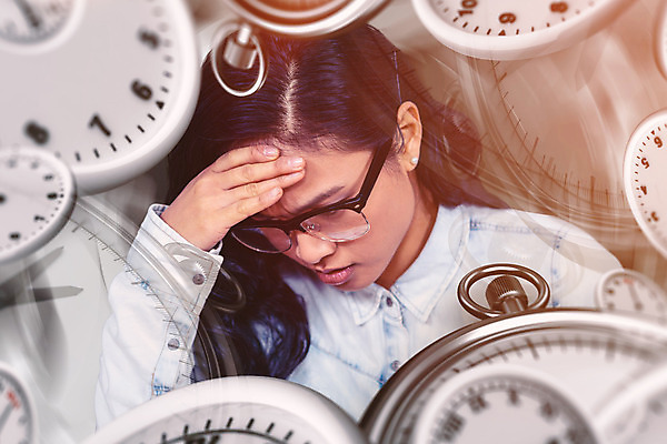 포토 JPG 해외이미지 라이프스타일 긴머리 응시 옷 여자 시계 백그라운드 비즈니스 갈색머리 한명 동양인 20대 빨간색 검은색 회색 잡기 시간 비즈니스우먼 퍼즐 불안 카운트다운 해외202004 해외포토 1 헤어스타일 시선 감정 컬러 모션 사람 인종 청년 생활 직장인 파일형식