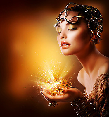 포토 JPG 해외이미지 모델 헤어스타일 손 여자 얼굴 건강 선물 한명 사람 빛 갈색 노란색 유행 상점 귀걸이 검은색 화장품 반지 잡기 못 화려 황금 고급 손톱관리 보석 속눈썹 기적 피부 입술 광택 마법 보물 거짓 돌봄 스타일링 완벽 의료성형뷰티 스타일 해외202004 해외포토 1 컬러 컨셉 장신구 모션 신체부위 뷰티 공구 네일아트 광석 눈썹 파일형식