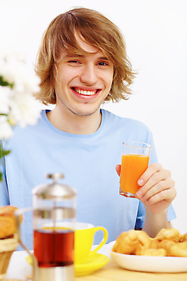 포토 JPG 해외이미지 백인 라이프스타일 응시 남자 행복 음료 다이어트 오렌지 과일 유리 아침 휴식 주택 실내 건강 한명 미소 앉기 20대 내부 파란색 주방 주스 활발 기쁨 방 신선 잡기 아침식사 먹기 긍정 비타민 해외202004 해외포토 주간 서양인 1 시선 감정 컬러 컨셉 모션 재질 표정 사람 청년 건물 생활 식사 영양소 파일형식