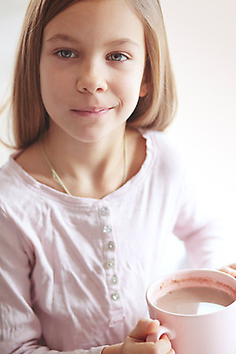 포토 JPG 해외이미지 라이프스타일 커피 어린이 분홍색 겨울 주택 따뜻함 한명 컵 머그컵 마시기 잡기 뜨거움 달콤 부드러움 코코아 파스텔톤 해외202004 해외포토 1 식기 계절 음료 컬러 모션 사람 건물 생활 감각 맛 파일형식