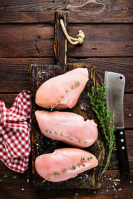 포토 JPG 해외이미지 음식 백그라운드 다이어트 조류 건강 육류 요리 사람없음 목재 식사 저녁식사 치킨 흰색 신선 정상 가슴 자르기 준비 날것 칠면조 생식 암탉 해외202004 해외포토 나무 동물 컬러 식재료 재료 모션 신체부위 닭 암컷 닭고기요리 파일형식