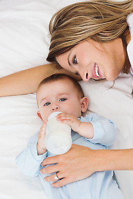 포토 JPG 해외이미지 백인 라이프스타일 응시 여자 남자 아들 얼굴 엄마 함께함 실내 건강 사랑 들기 근접촬영 상반신 성인 두명 앞모습 옆모습 30대 부모 눕기 침실 육아 우유 마시기 침대 아기 잡기 젖병 먹기 돌봄 해외202004 해외포토 서양인 시선 감정 뷰포인트 가구 컨셉 가족 모션 유제품 사람 내부 생활 신체부위 장년 아기용품 파일형식