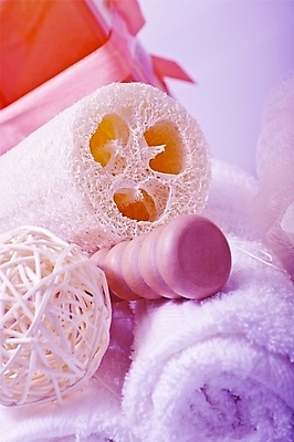 포토 JPG 해외이미지 분홍색 공 가정 휴식 주택 사람없음 내부 목재 장식 세로 수건 상점 스파 목욕 욕실 마사지 청소 냄새 아로마 아로마테라피 조립 샤워실 해외202004 해외포토 나무 컬러 컨셉 재료 건물 위생용품 청결 테라피 샤워시설 파일형식